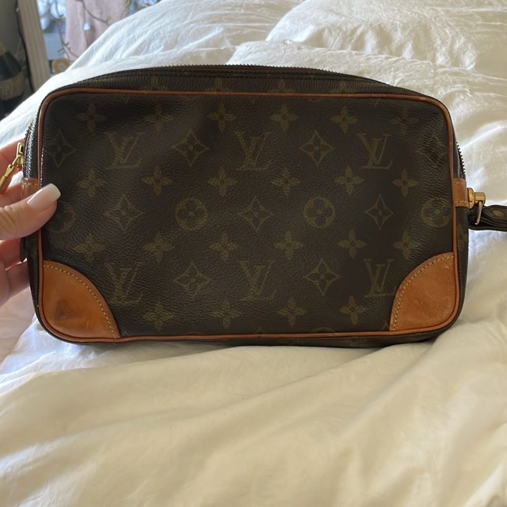 Authenticic LV clutch